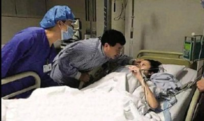 ​2015年，姚贝娜病逝前的一张照片，昏迷前签下了捐献角膜同意书