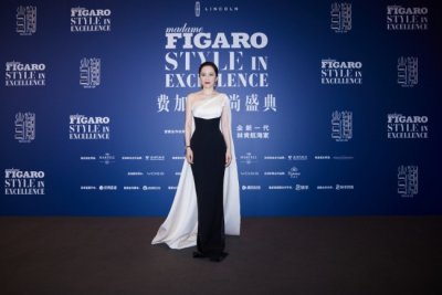 ​久未露面的俞飞鸿出席风尚盛典 精致又大气