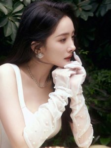 ​又纯又欲！36岁杨幂纯白开衩连衣裙显身材 工作室晒出的一组户外大片中，杨幂身