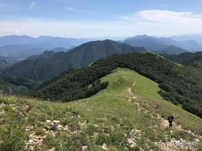 ​北京最高的山，顶峰海拔2303米，是北京的第一峰，地处两县交界