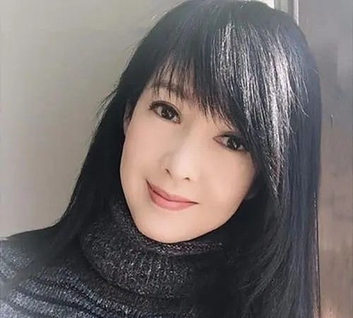 周慧敏岁月不留痕依旧好靓（冻龄30年女神替防疫加油）