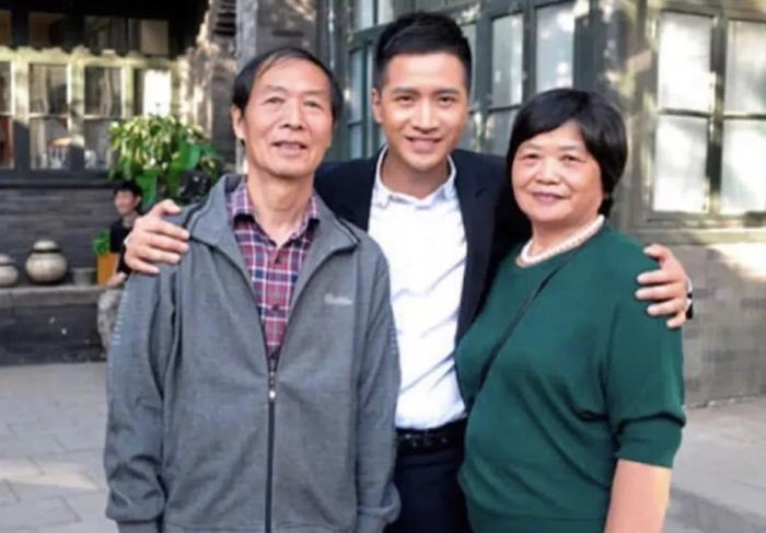 某网剧剧组P图，改了何晟铭的全家福