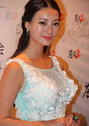 王李丹妮演过的电影 胸夹手机”而一炮走红