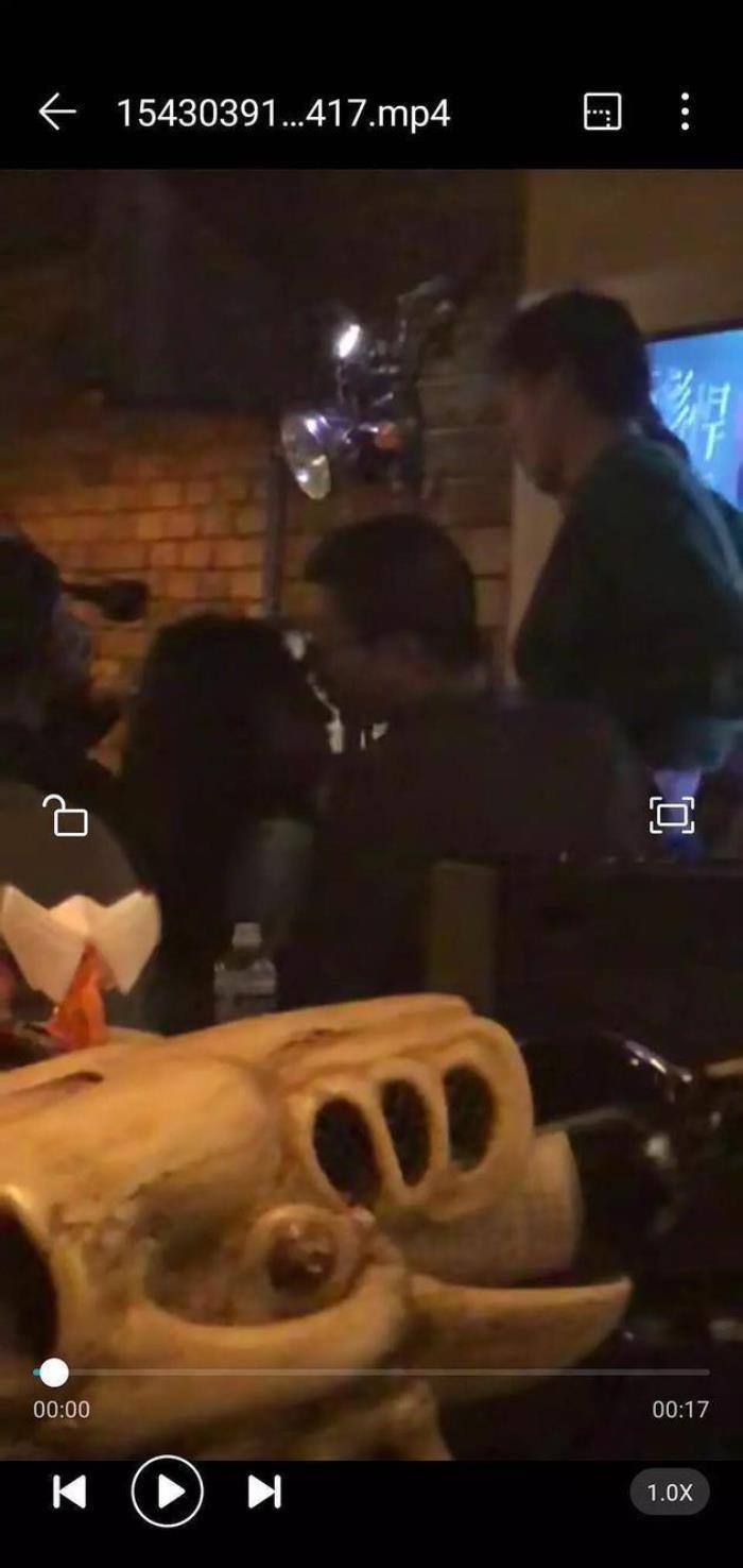 李诞什么时候离的婚 老婆黑尾酱酒吧事件是什么