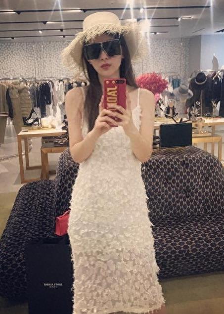 薛之谦妻子高磊鑫近照曝光，出入高档名牌服装店，无视老薛被黑事