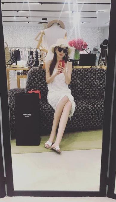 薛之谦妻子高磊鑫近照曝光，出入高档名牌服装店，无视老薛被黑事