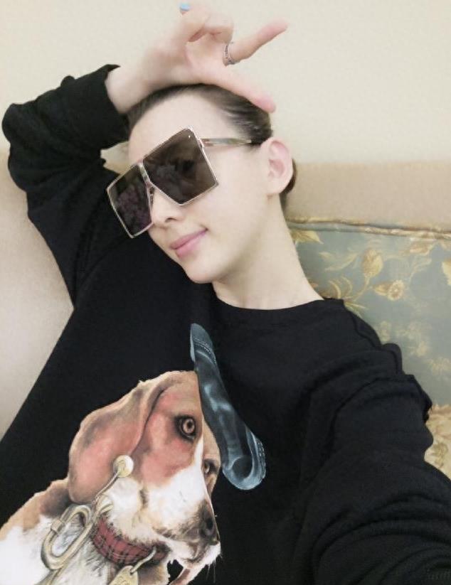 薛之谦妻子高磊鑫近照曝光，出入高档名牌服装店，无视老薛被黑事