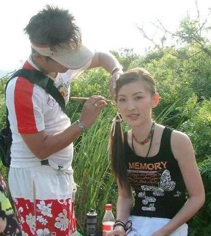薛之谦妻子高磊鑫近照曝光，出入高档名牌服装店，无视老薛被黑事