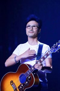 ​汪峰再当父亲？53岁迎来第五个孩子，感情生活混乱，网友热议！