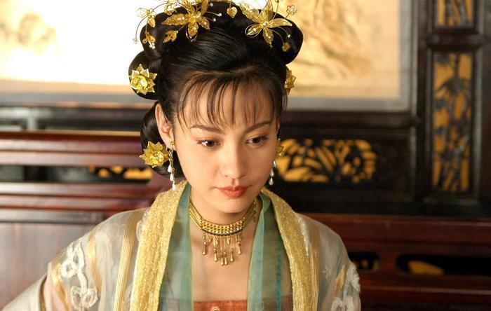 38岁的她和杨颖酷似，颜值秒baby，网友：她就是盗版！