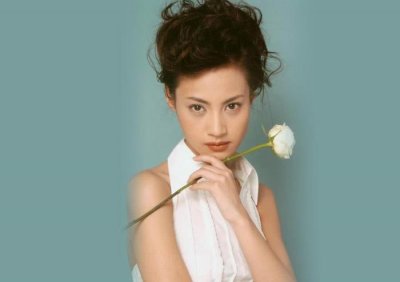 ​38岁的她和杨颖酷似，颜值秒baby，网友：她就是盗版！