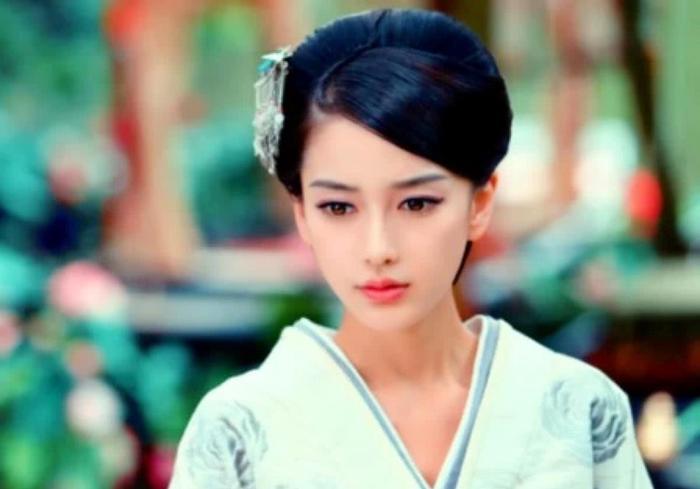 38岁的她和杨颖酷似，颜值秒baby，网友：她就是盗版！