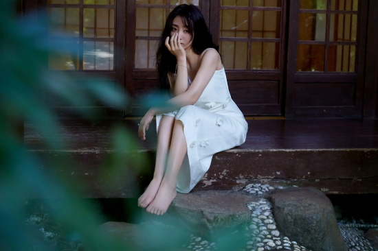 邢菲的白色吊带连衣裙优美高清写真