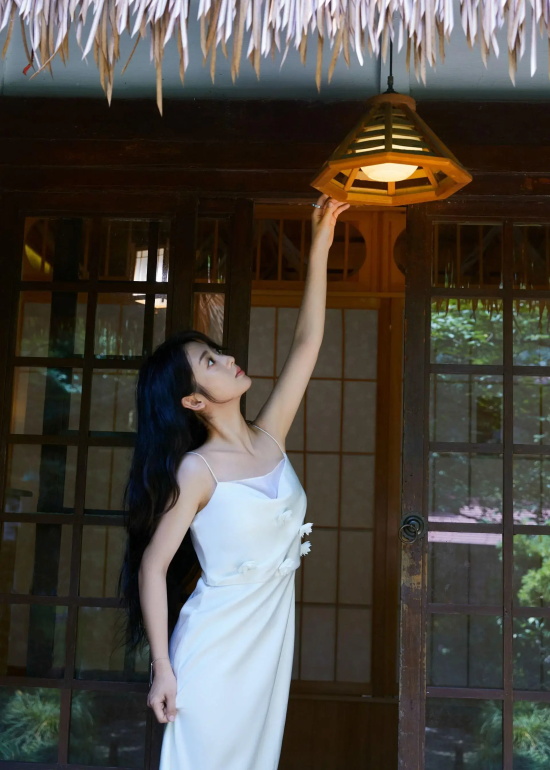邢菲的白色吊带连衣裙优美高清写真