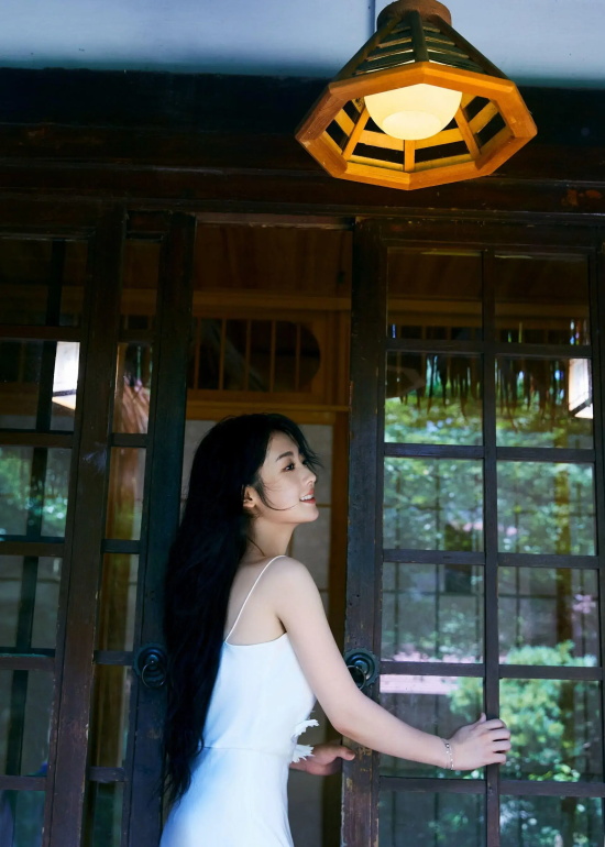 邢菲的白色吊带连衣裙优美高清写真