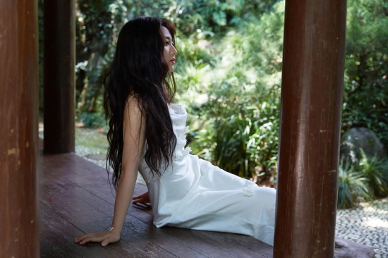 邢菲的白色吊带连衣裙优美高清写真