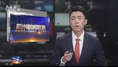 ​杭州新闻联播发生播出事故视频曝光：提词机失灵 男主播狂按遥控器一脸无奈