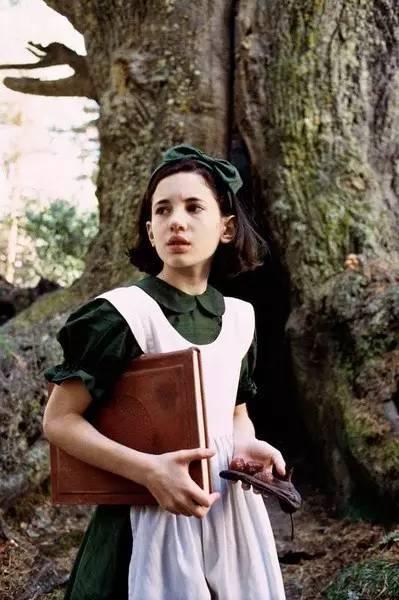 爱丽丝梦游仙境哪个版本好看（集齐三大套路可以召唤出一部爱丽丝梦游仙境）(6)