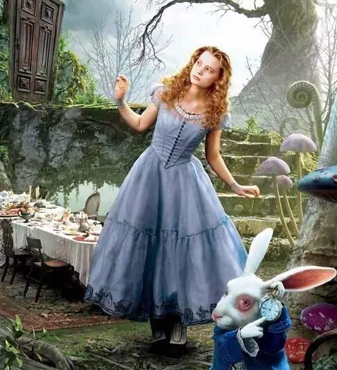 爱丽丝梦游仙境哪个版本好看（集齐三大套路可以召唤出一部爱丽丝梦游仙境）(3)