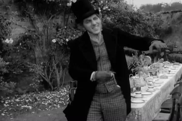 爱丽丝梦游仙境哪个版本好看（集齐三大套路可以召唤出一部爱丽丝梦游仙境）(15)