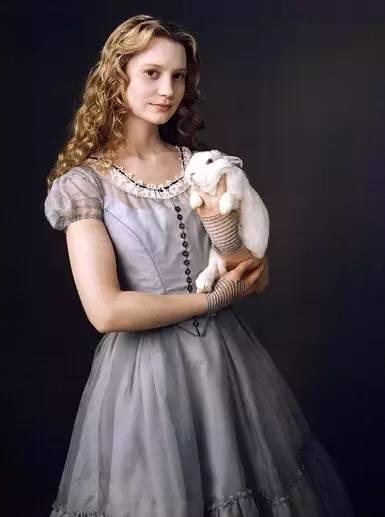 爱丽丝梦游仙境哪个版本好看（集齐三大套路可以召唤出一部爱丽丝梦游仙境）(7)