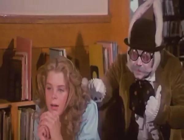 爱丽丝梦游仙境哪个版本好看（集齐三大套路可以召唤出一部爱丽丝梦游仙境）(16)