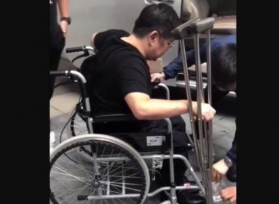 ​58岁郑智化近照曝光，坐轮椅出行难以起身，身体状态令人担忧