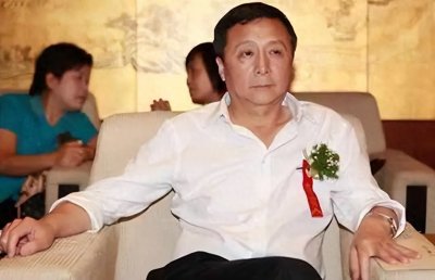 ​他18岁参军入伍，54岁荣升少将，父亲曾经两度担任“二炮”司令员