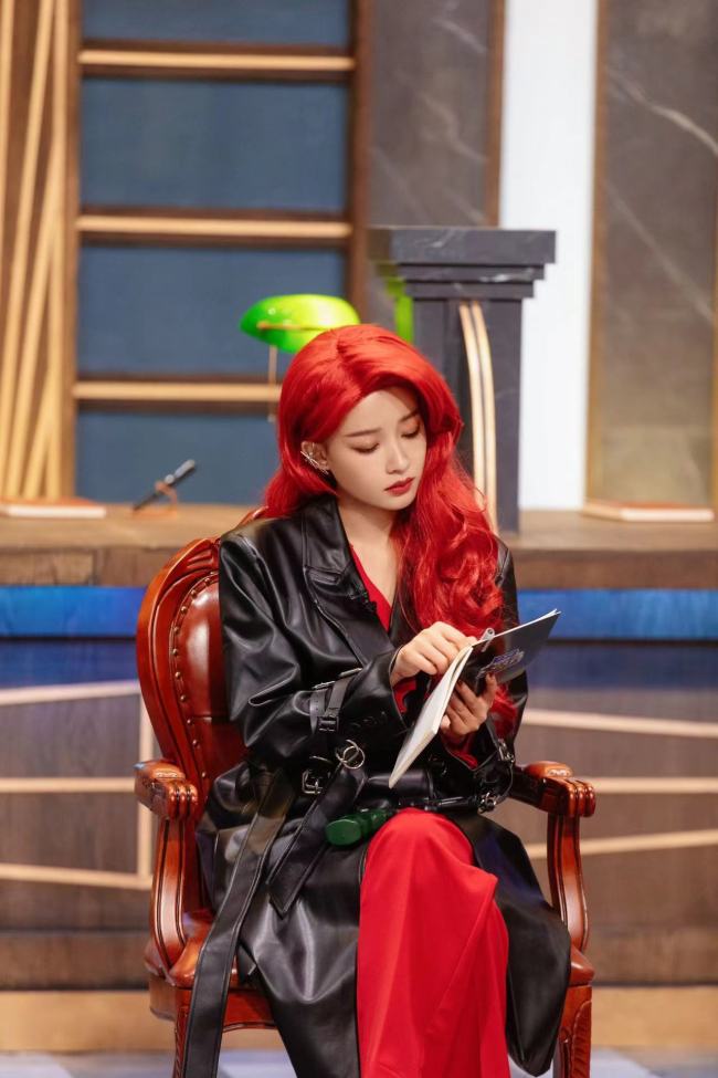 孙怡《大侦探》红发造型 甜酷女孩反差感拿捏