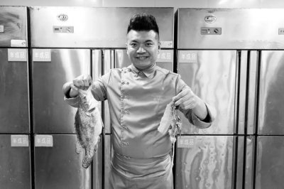 ​在大腿、气球上切肉丝！合肥41岁厨师“走红”