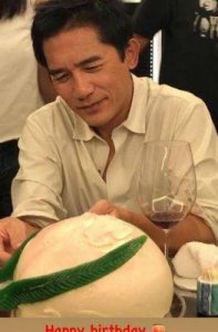 ​撞脸梁朝伟的帅气爸爸爆红，忧郁电眼真假难分，连刘嘉玲都得看花眼