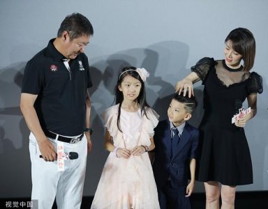 ​于冬金巧巧一家四口亮相电影《忠爱无言 2》北京首映礼