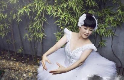 65岁梁丹妮跳6年芭蕾,小8岁的冯远征宠她26年,晒出舞照优雅美丽