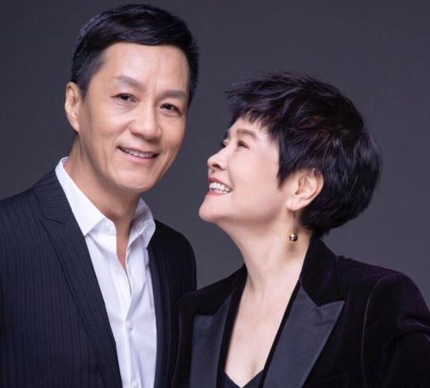 65岁梁丹妮跳6年芭蕾,小8岁的冯远征宠她26年,晒出舞照优雅美丽