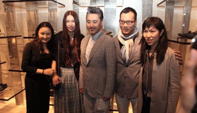 ​吴秀波公司被强制执行4.66亿！疑携妻子移居英国, 苍老发福难认出