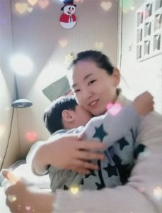 ​42岁月亮姐姐晒3岁儿子，长相精致不像妈，富商老公从未同过框