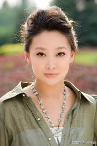 ​《父母爱情》中老丁的媳妇，现在中这么美，老公是祖峰