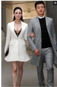 ​佟大为的老婆，关悦和于明加合影，网友直呼两人太像了