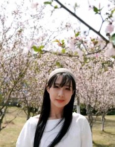 雷佳音老婆晒五一度假照!13岁女儿正脸照超美,婆婆打扮时髦很潮