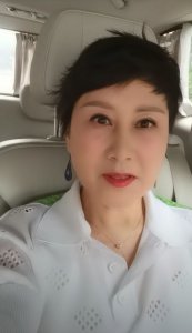 ​58岁张凯丽也赶时髦，戴全套珠宝穿少女款衣服，嫁富豪老公太幸福