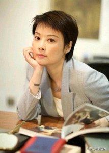 ​袁立51岁仍敢爱敢活！与小11岁老公甜蜜亮相，自然风采胜过大妈装