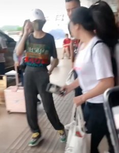​张韶涵皮肤有多好？素颜怼镜头白皙光滑无瑕疵，网友：缺氧了我