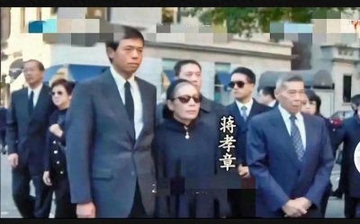 ​2003年，蒋孝章和丈夫俞扬和，参加奶奶葬礼，一张罕见的留影