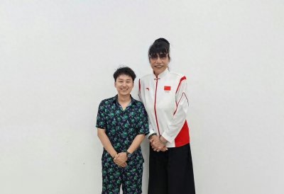 ​罕见露面！56岁郑海霞面容苍老，双腿严重变形，丈夫已消失6年