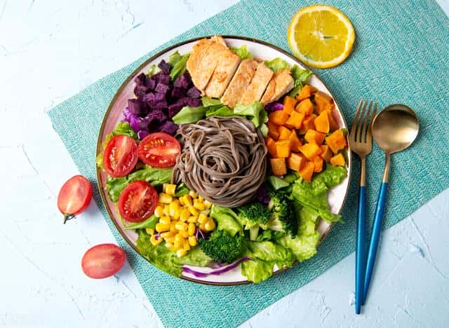 一桶方便面 热量(一桶泡面的热量相当于多少米饭)