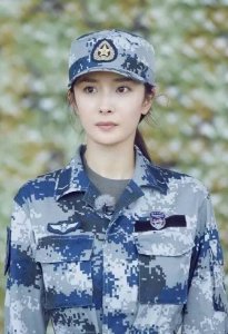 ​邓紫棋、陈奕迅惨变一米三，路拍怎么变成了明星身高杀手？