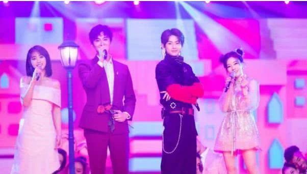 冯提莫到底有多高?穿15厘米的高跟鞋,还是比旁边嘉宾矮一头