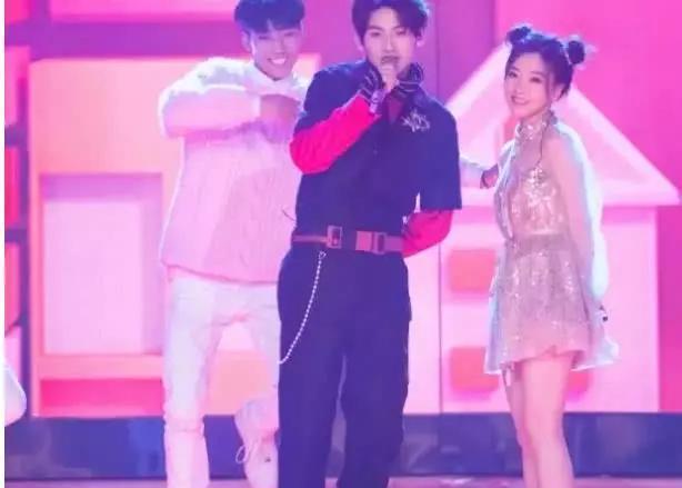 冯提莫到底有多高?穿15厘米的高跟鞋,还是比旁边嘉宾矮一头