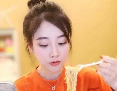 冯提莫到底有多高?穿15厘米的高跟鞋,还是比旁边嘉宾矮一头