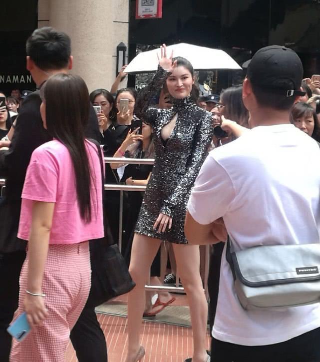 超模何穗为“维密”站台,雪白肌肤及超长美腿吸引路人围观